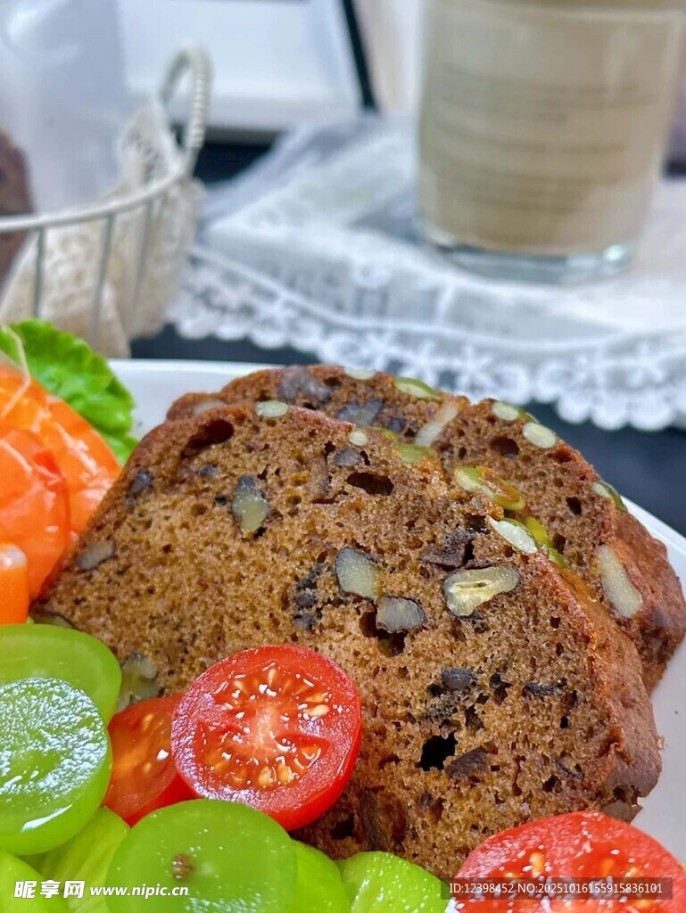 美味蔬果搭配坚果面包
