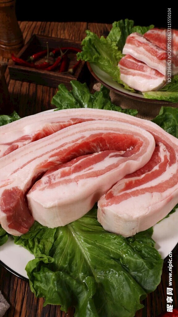 新鲜五花肉摆于翠绿生菜上