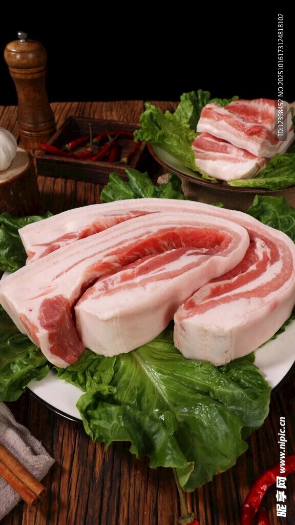 新鲜五花肉片