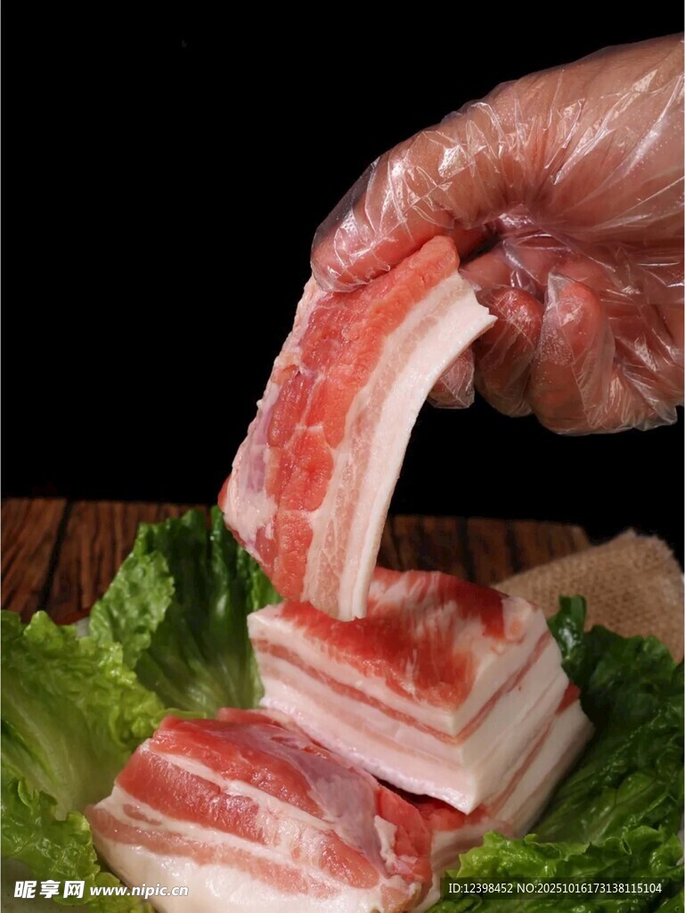 新鲜五花肉切片展示