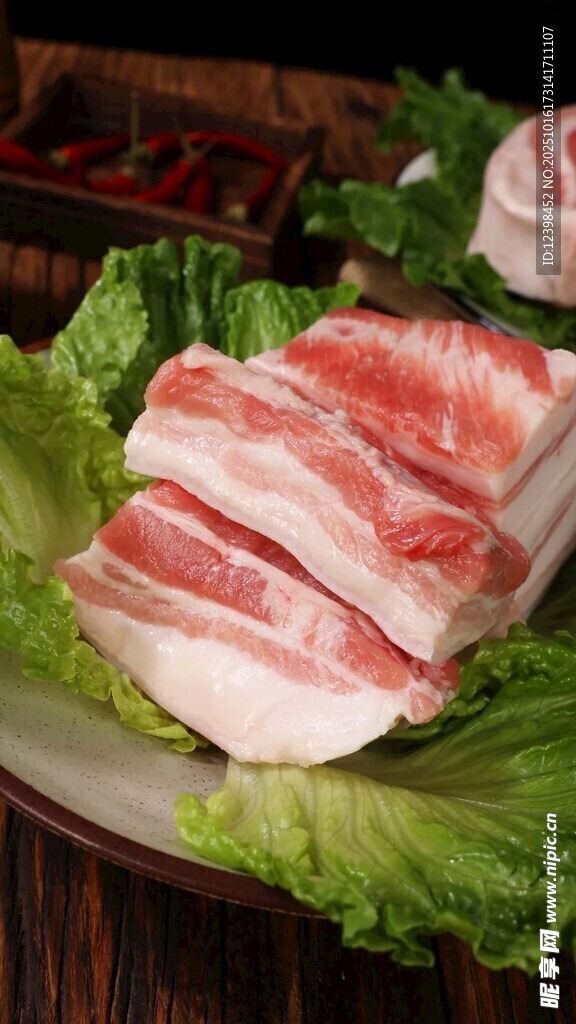 新鲜五花肉片摆于生菜上