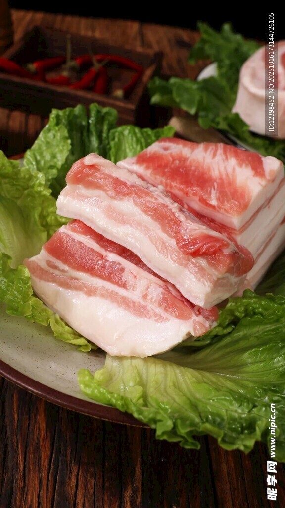 新鲜五花肉片摆于生菜上