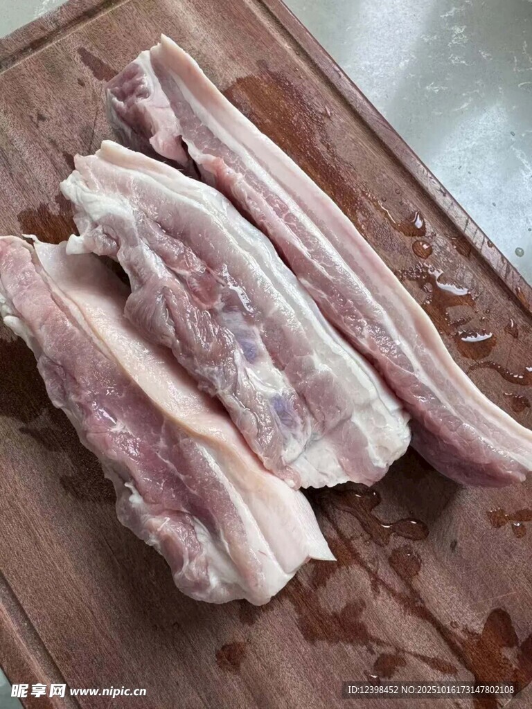 新鲜猪排骨摆放在案板上