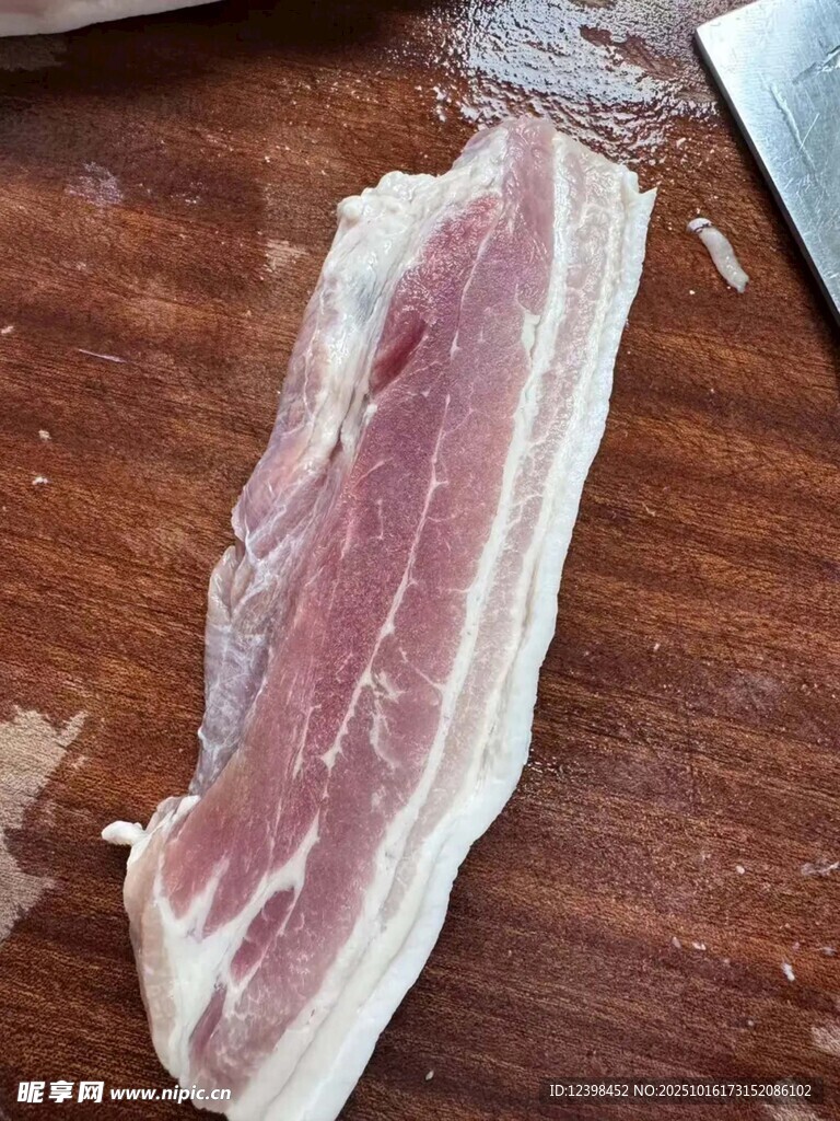 一块新鲜的生猪肉培根