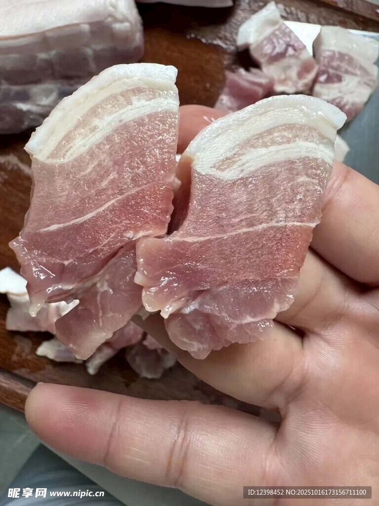 手中的新鲜五花肉切片