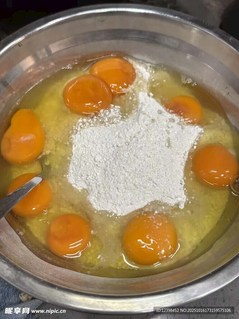 碗中蛋液与面粉混合场景