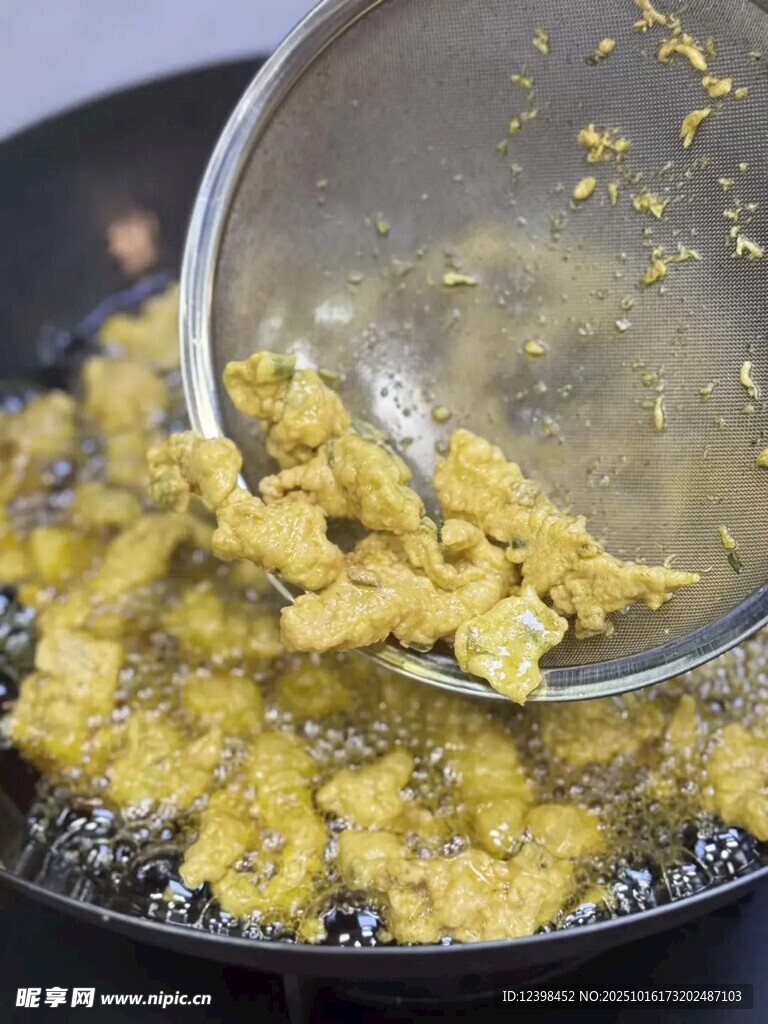 锅中翻炒的鲜嫩炒鸡蛋