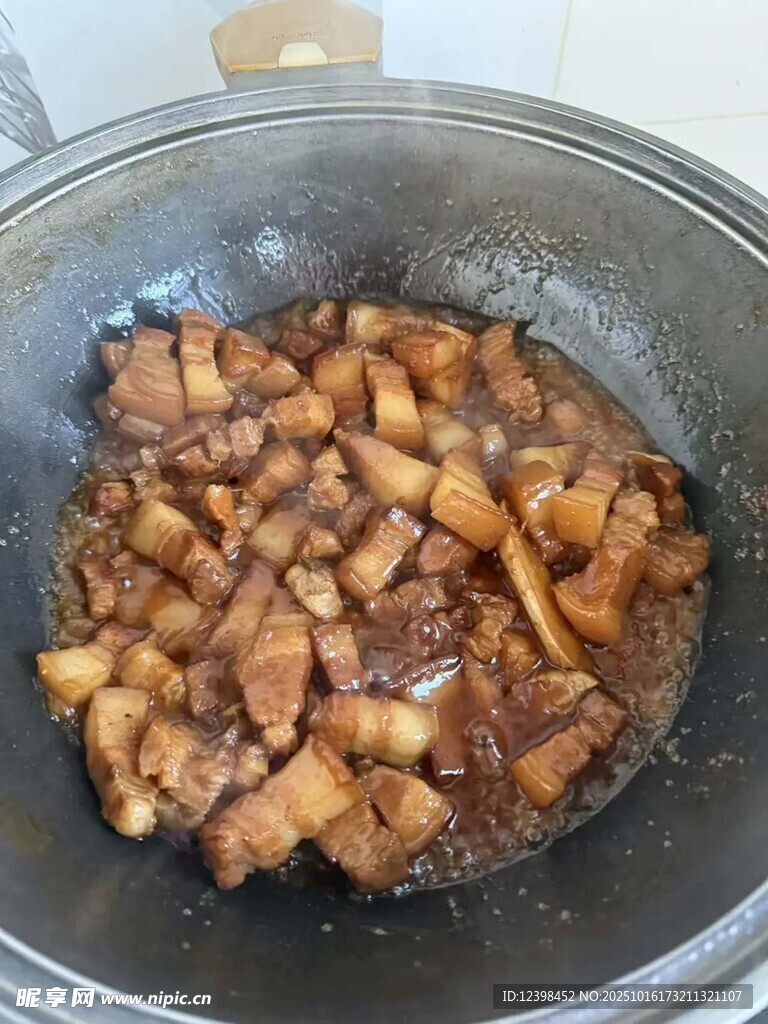 锅中烹饪中的美味肉块
