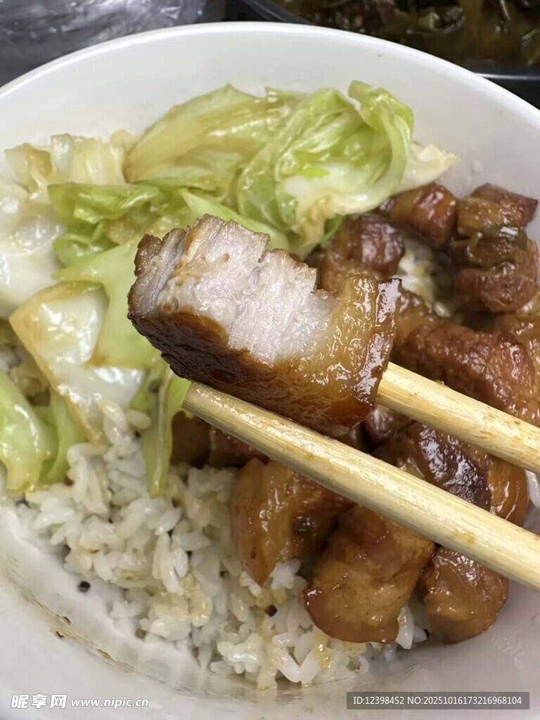 叉烧盖饭配青菜