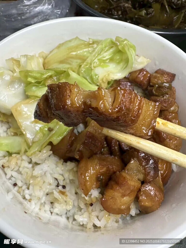 美味排骨盖浇饭