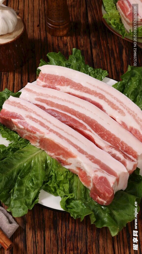 新鲜五花肉片摆于生菜上