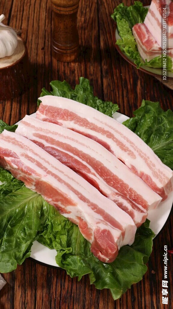新鲜五花肉摆放在生菜上
