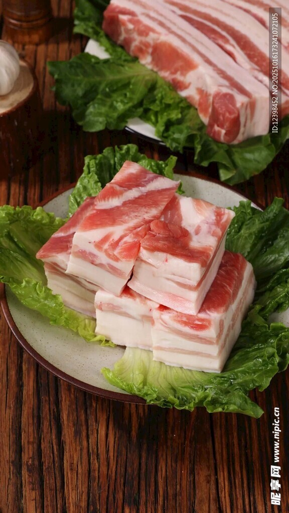 新鲜五花肉切片摆生菜上