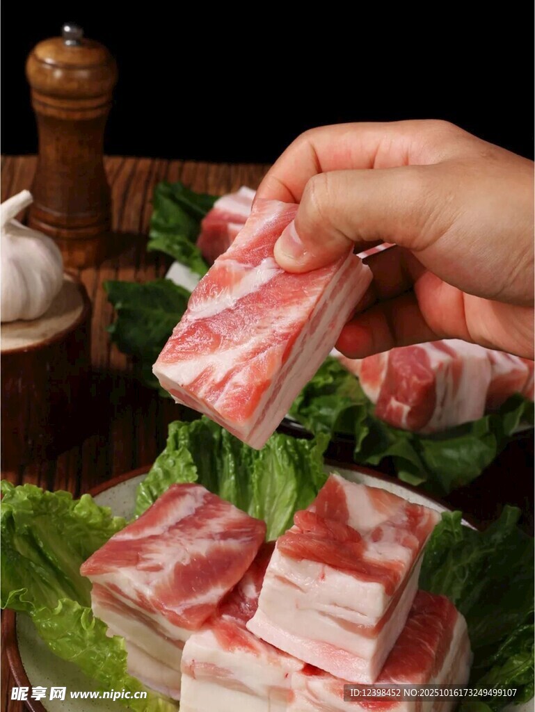 手捧新鲜美味肥牛卷