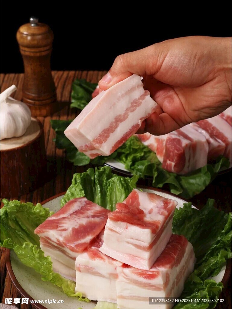 新鲜五花肉切片展示