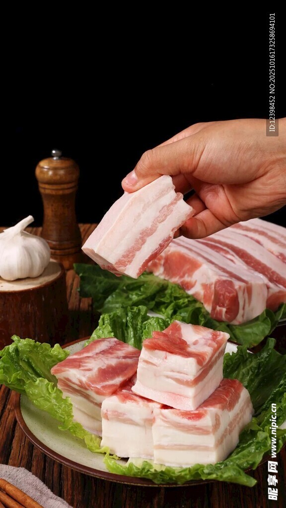 新鲜五花肉切片待烹饪