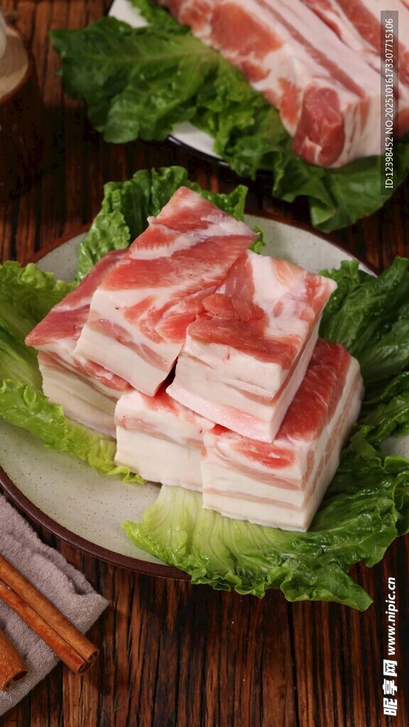 新鲜五花肉配生菜待涮