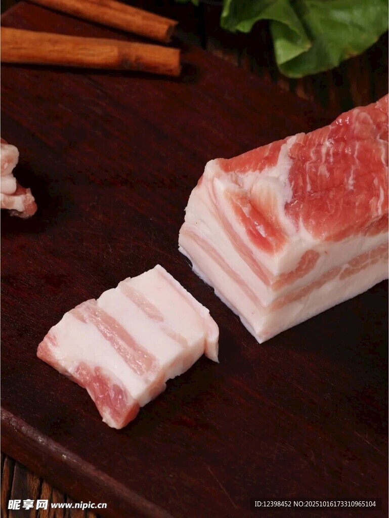 新鲜五花肉切块展示