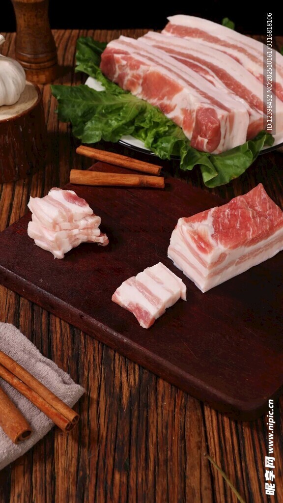 新鲜美味的五花肉切片