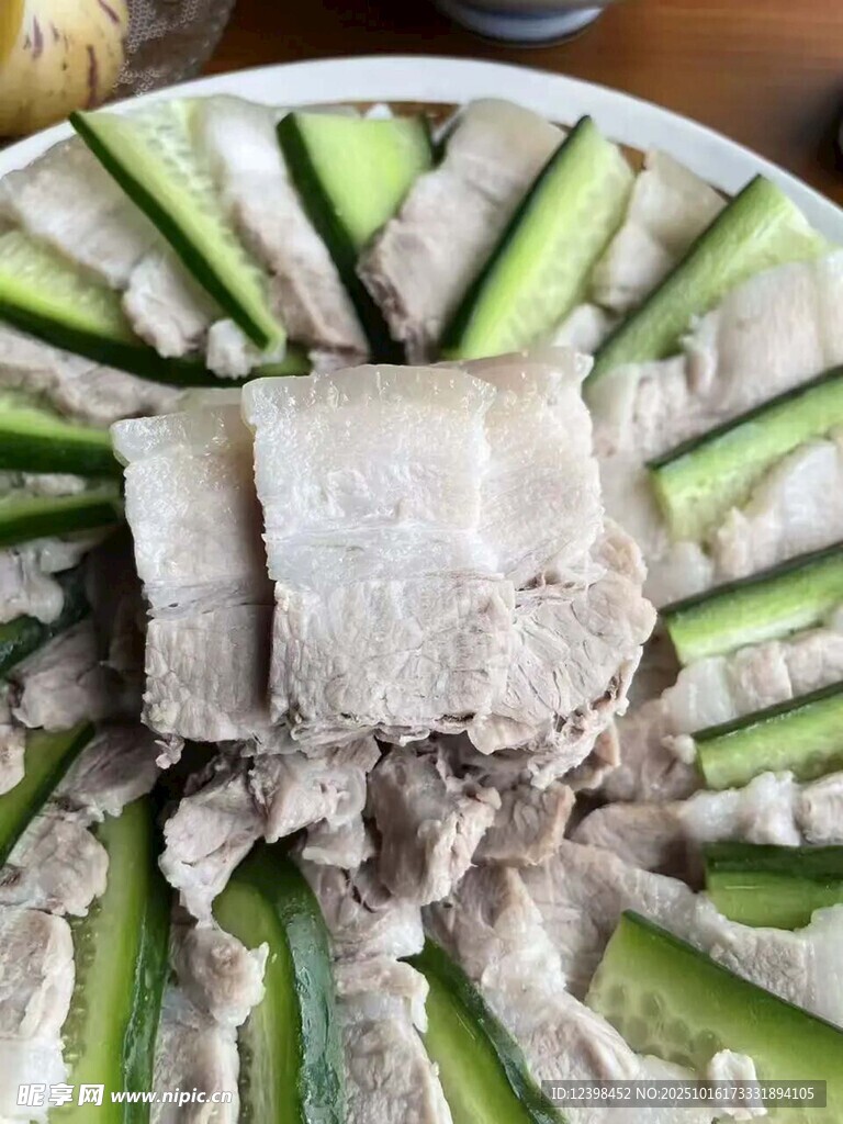 凉拌白肉配翠绿黄瓜