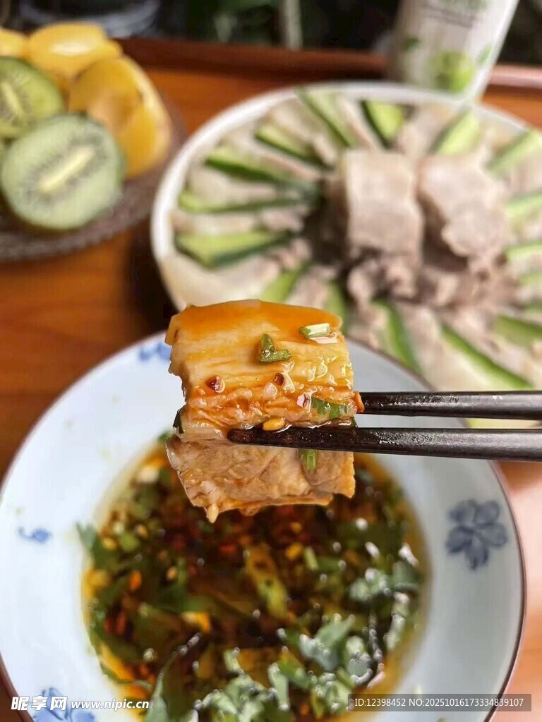 筷子夹起的美味卤味