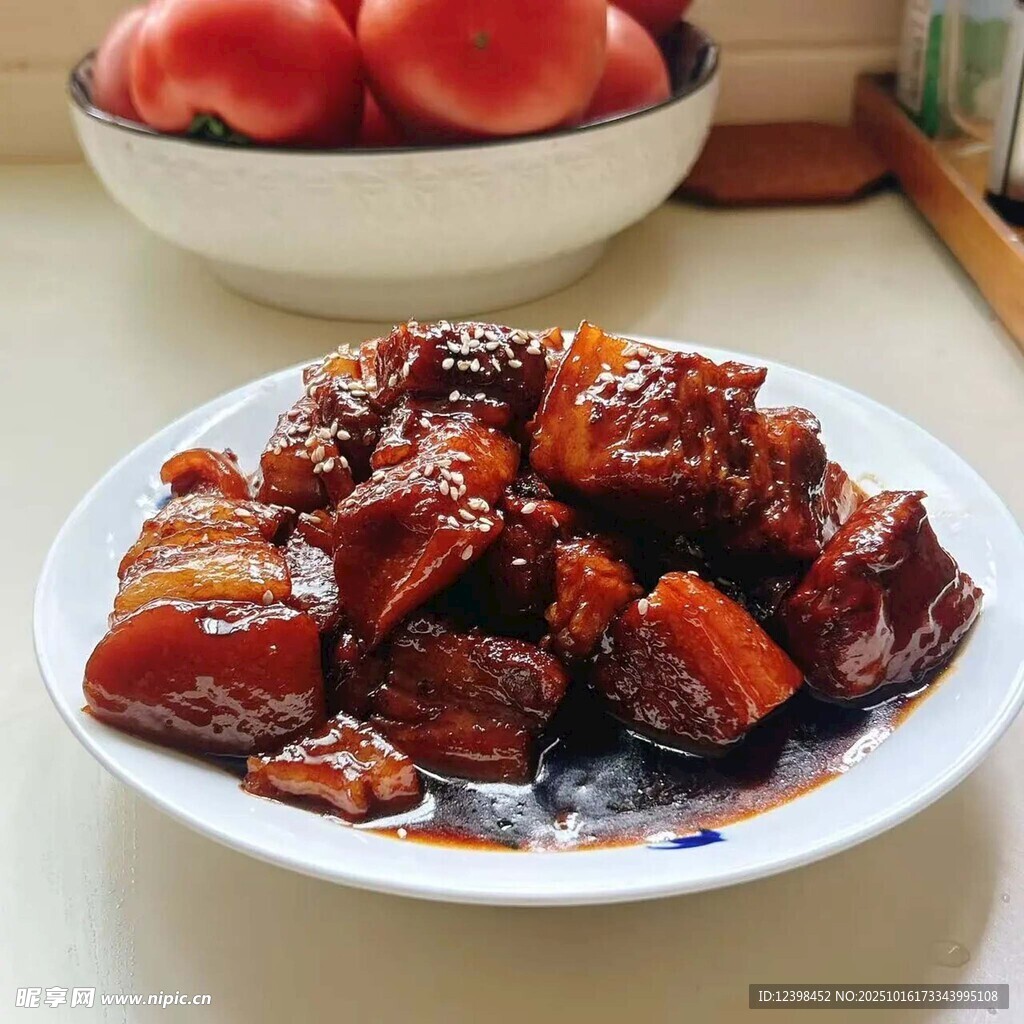 美味红烧肉摆于盘中