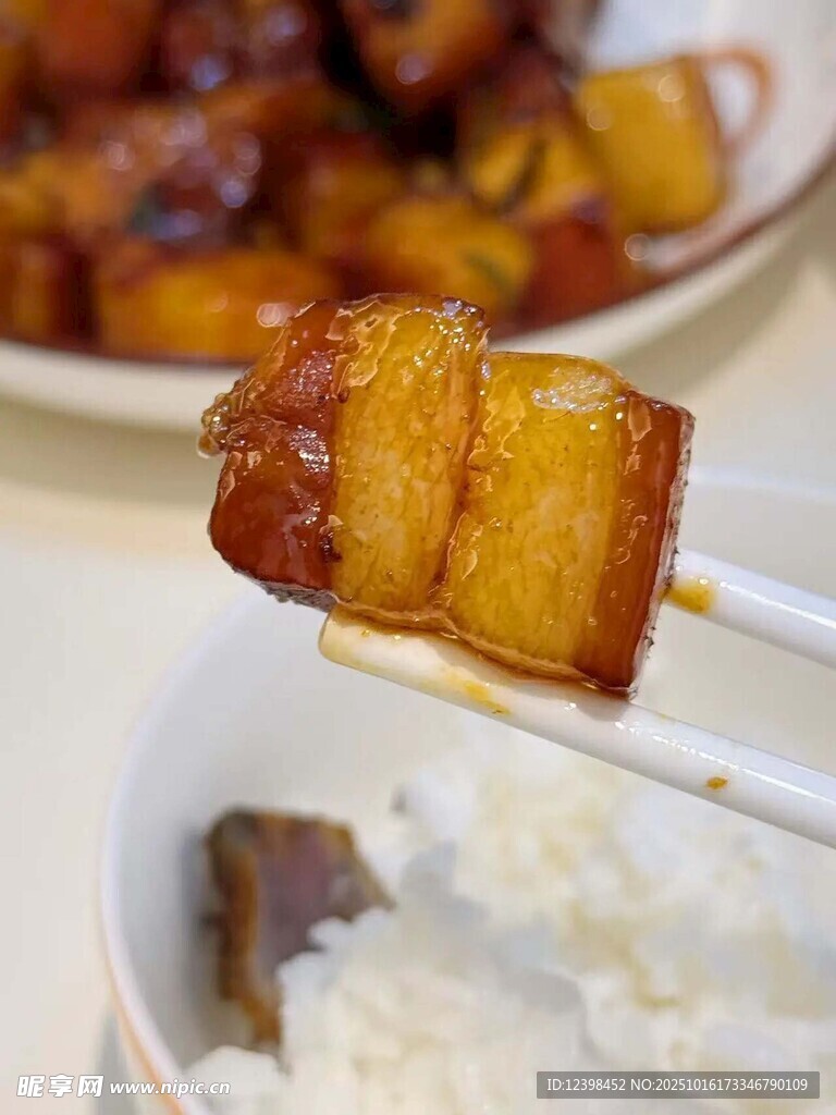 筷子夹着美味东坡肉