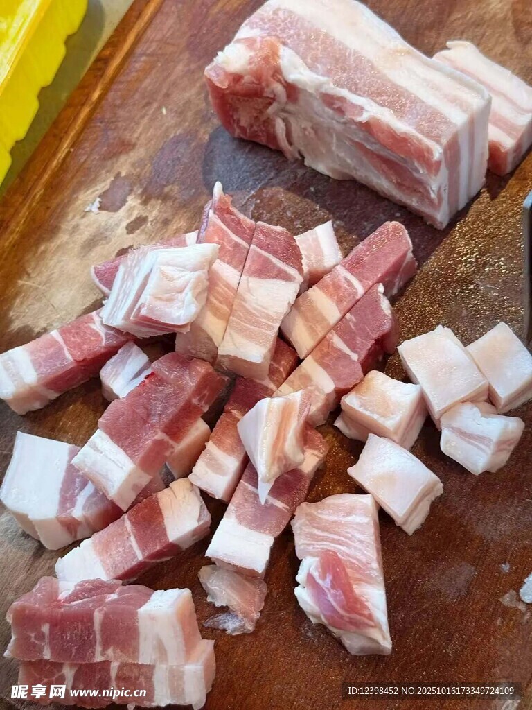 新鲜切块五花肉