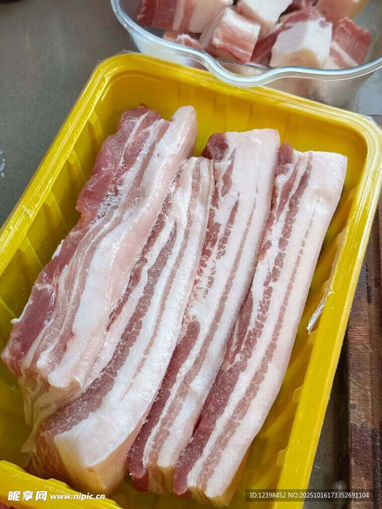 新鲜五花肉