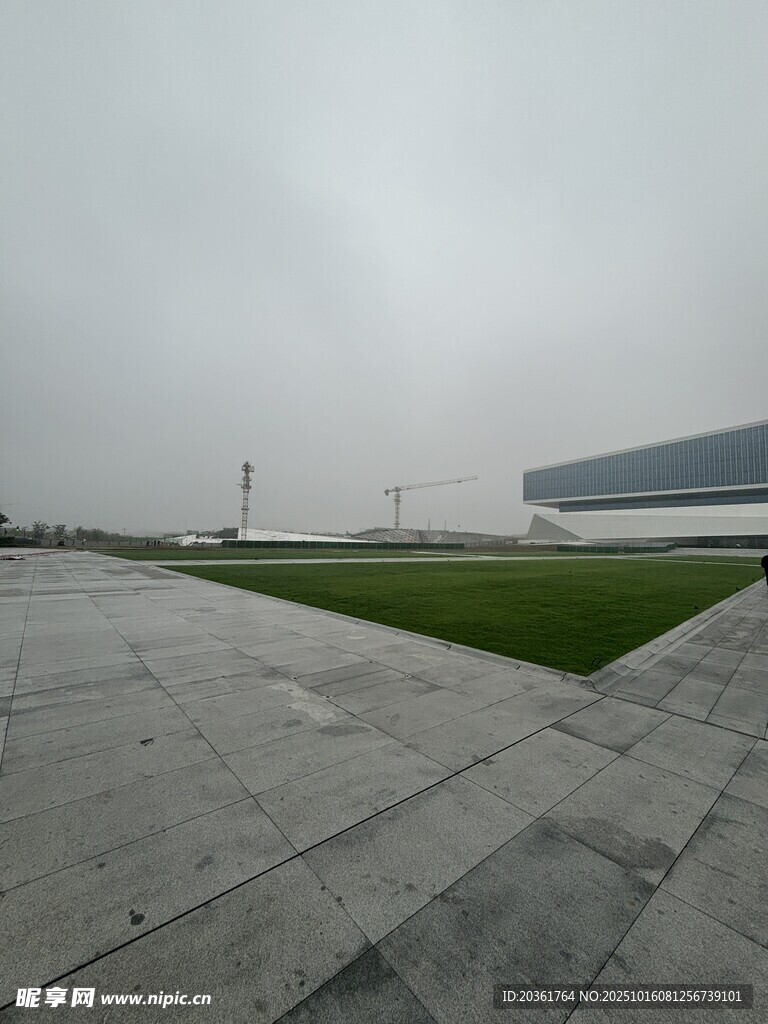 空旷户外水泥地与草地场景