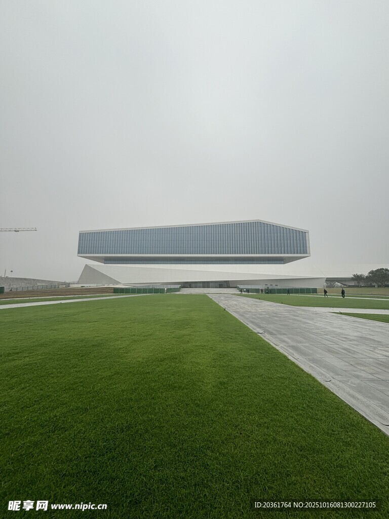 现代建筑与开阔草坪景观