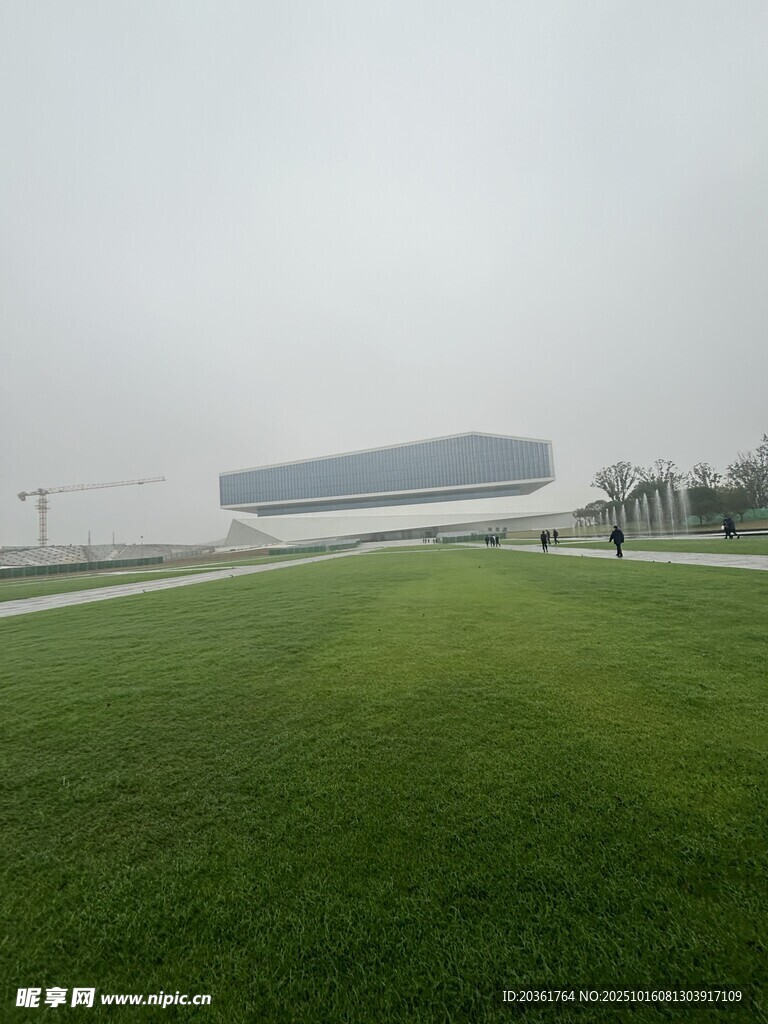 开阔草地旁的现代建筑