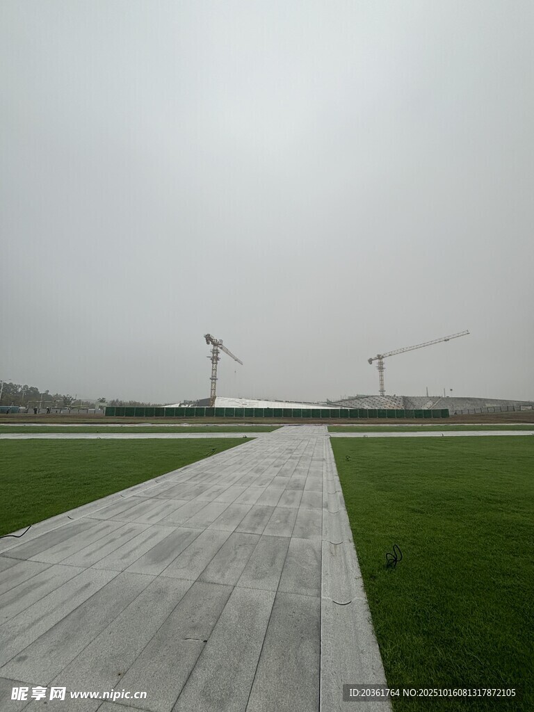 空旷场地与远处塔吊景观
