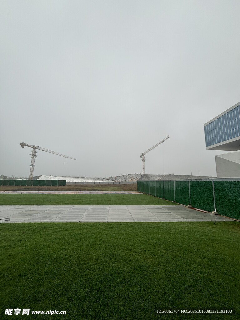 户外施工场地与绿色草坪