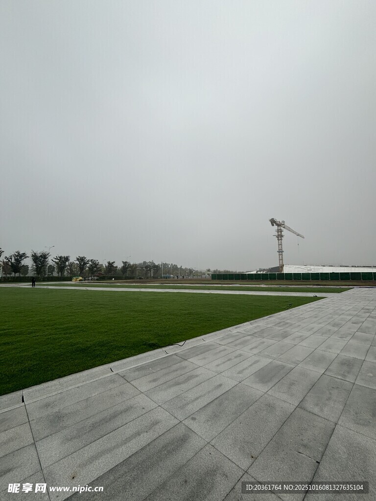 户外开阔场地与远处风车
