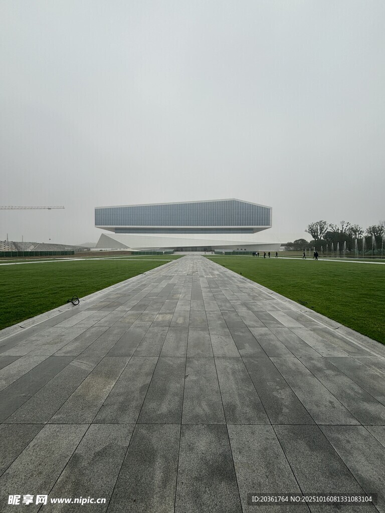 宽阔步道通向现代建筑