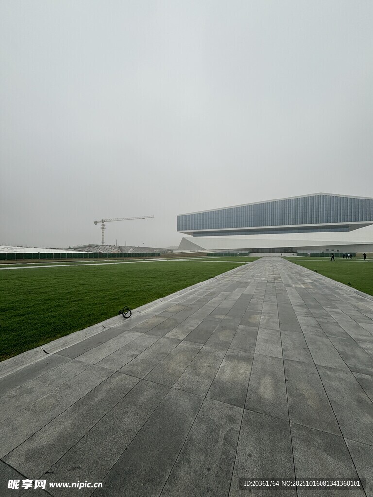 现代建筑旁的开阔道路