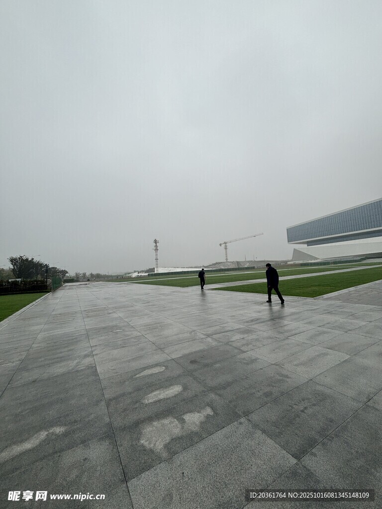 雨天广场上的行人