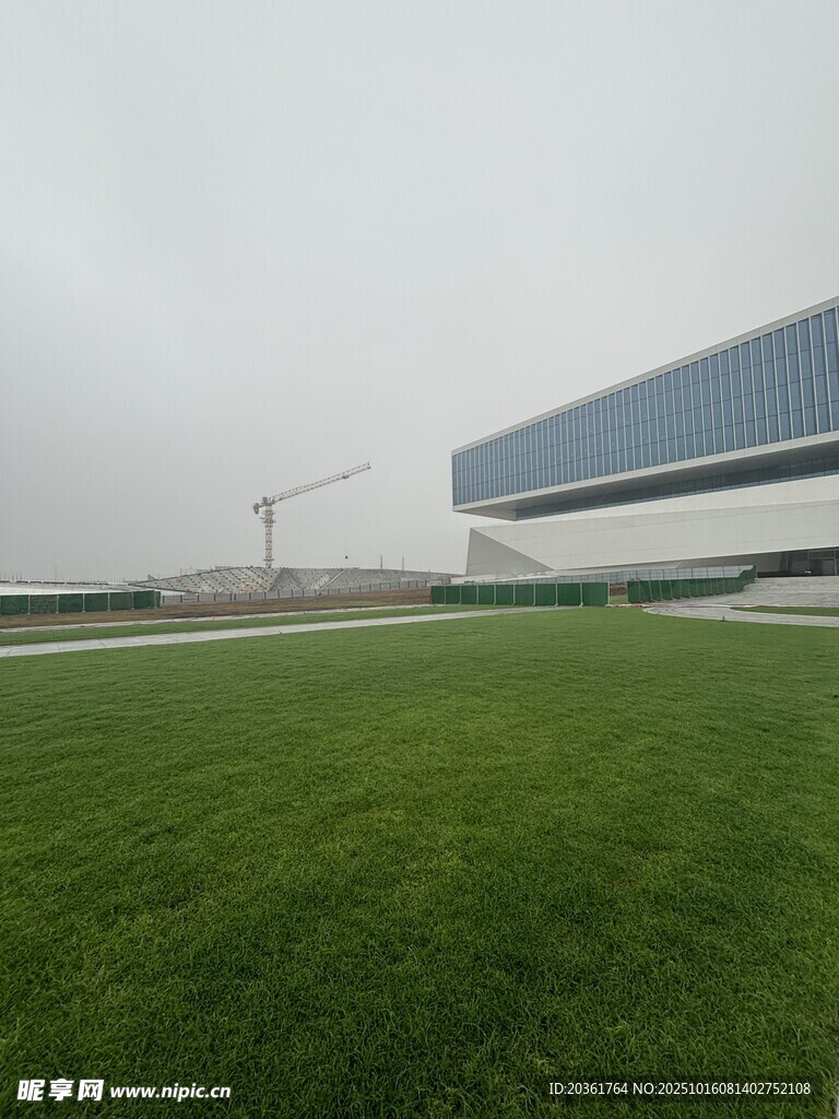 户外草地旁的现代建筑