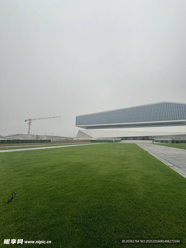 现代建筑旁的大片绿茵草地