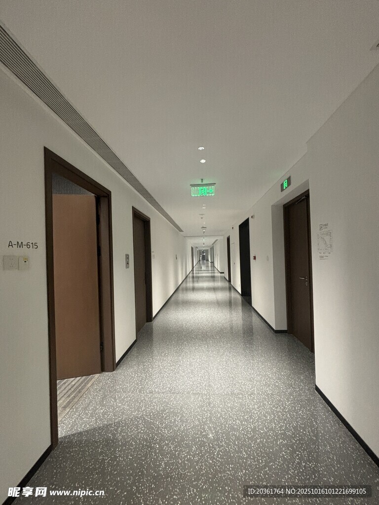 空旷安静的办公走廊