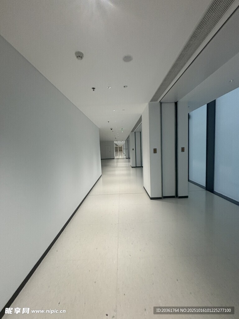 现代简约风格的空旷走廊