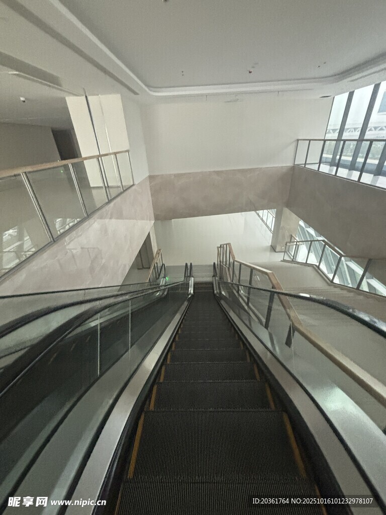 室内自动扶梯场景