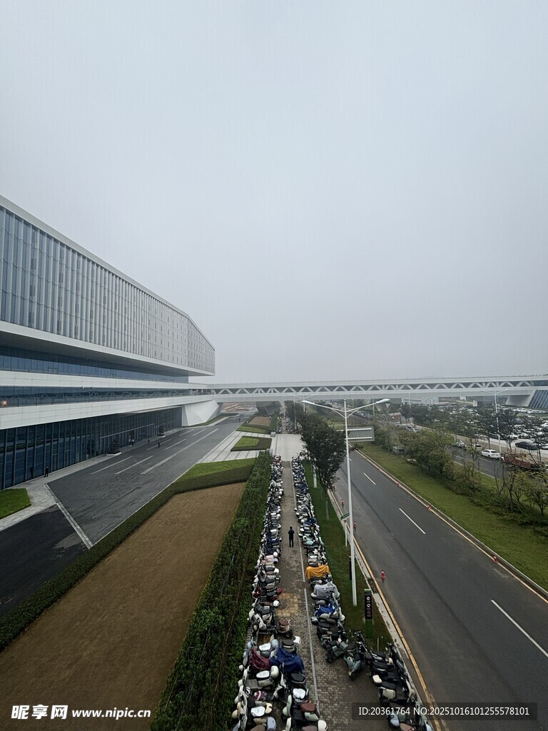现代化建筑旁的交通场景