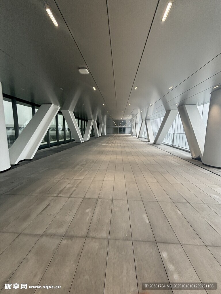 现代风格宽敞室内走廊空间