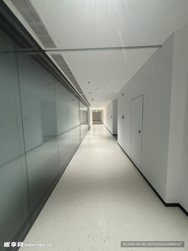 现代简约风格的空旷走廊