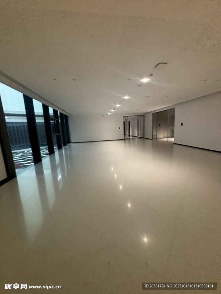 宽敞明亮的空旷室内空间