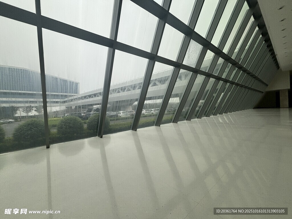 现代玻璃建筑室内观景