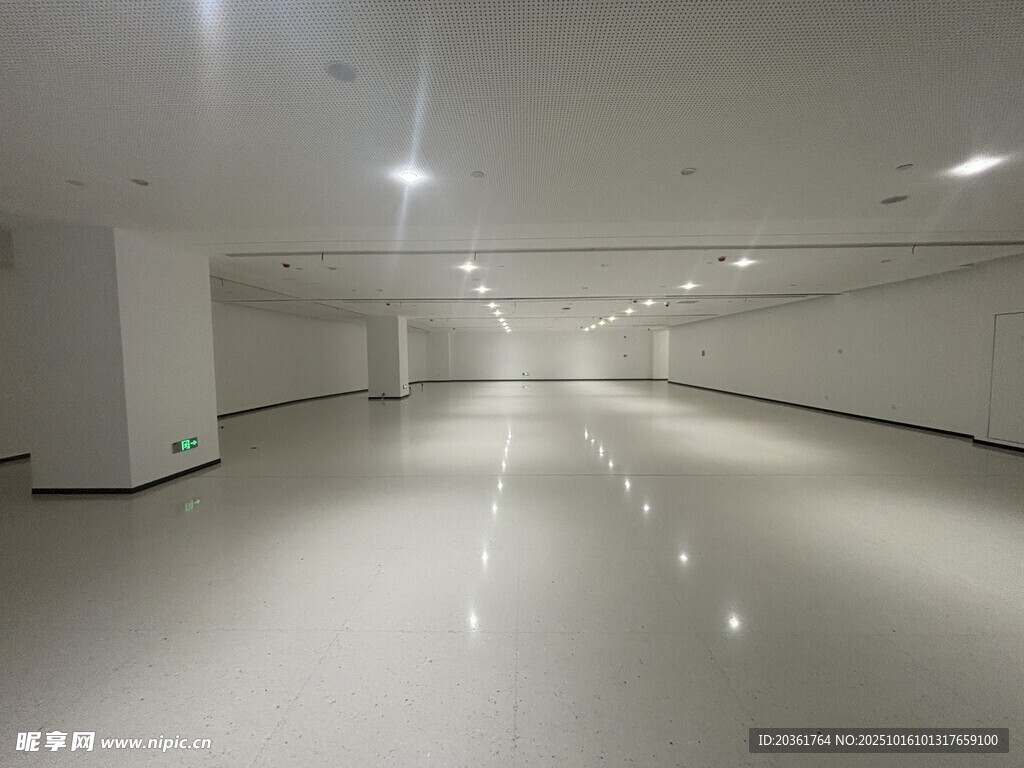 空旷洁净的现代化室内空间