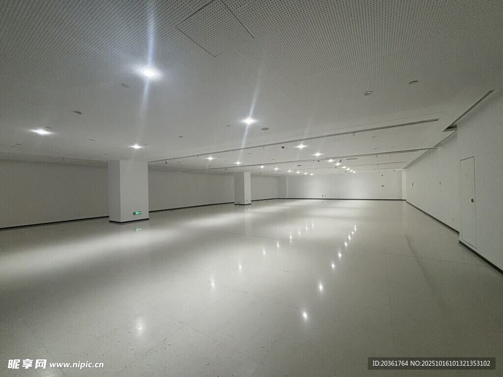 空旷现代感地下空间场景